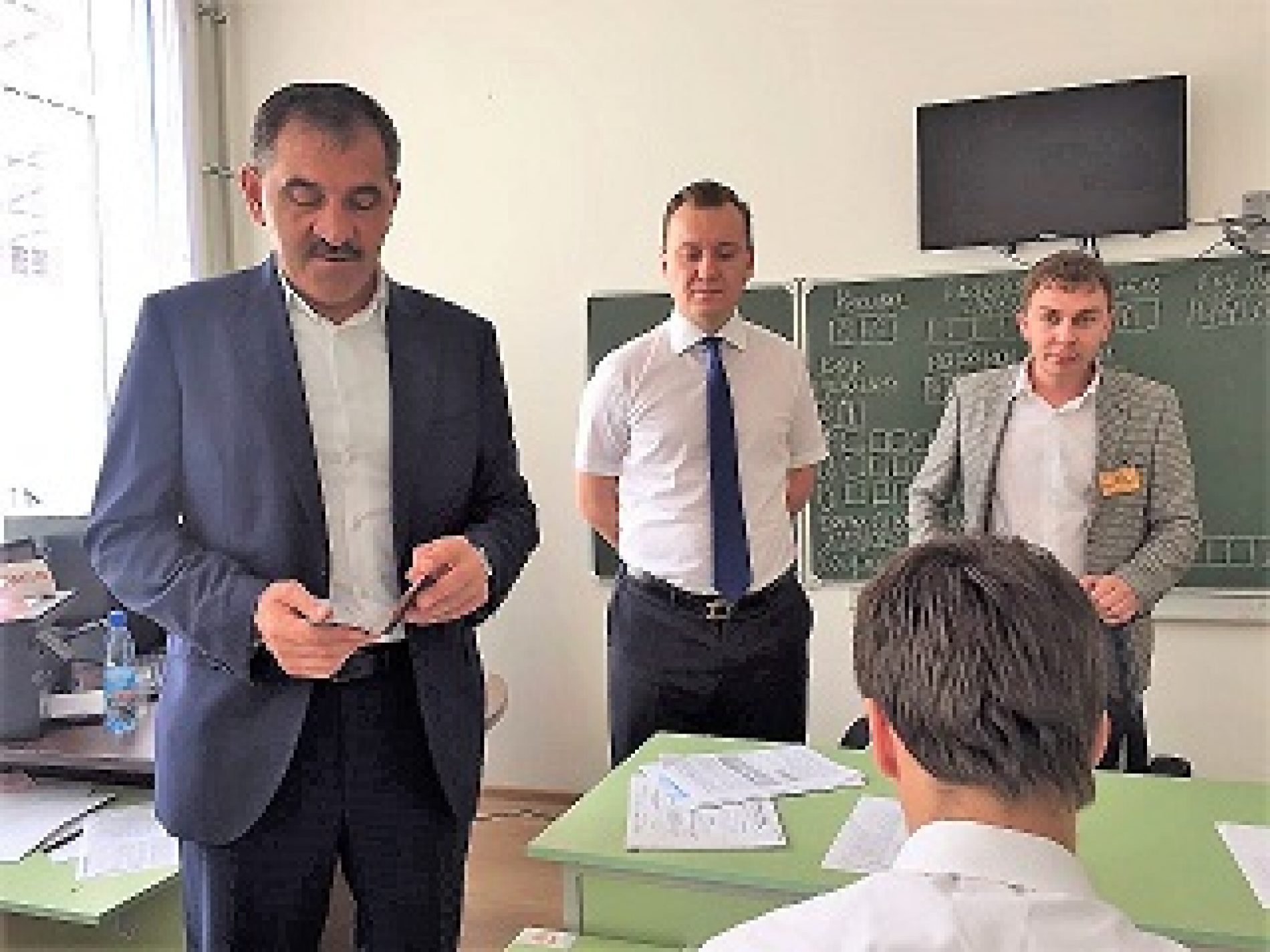 Глава региона посетил пункт проведения экзамена в Назрани